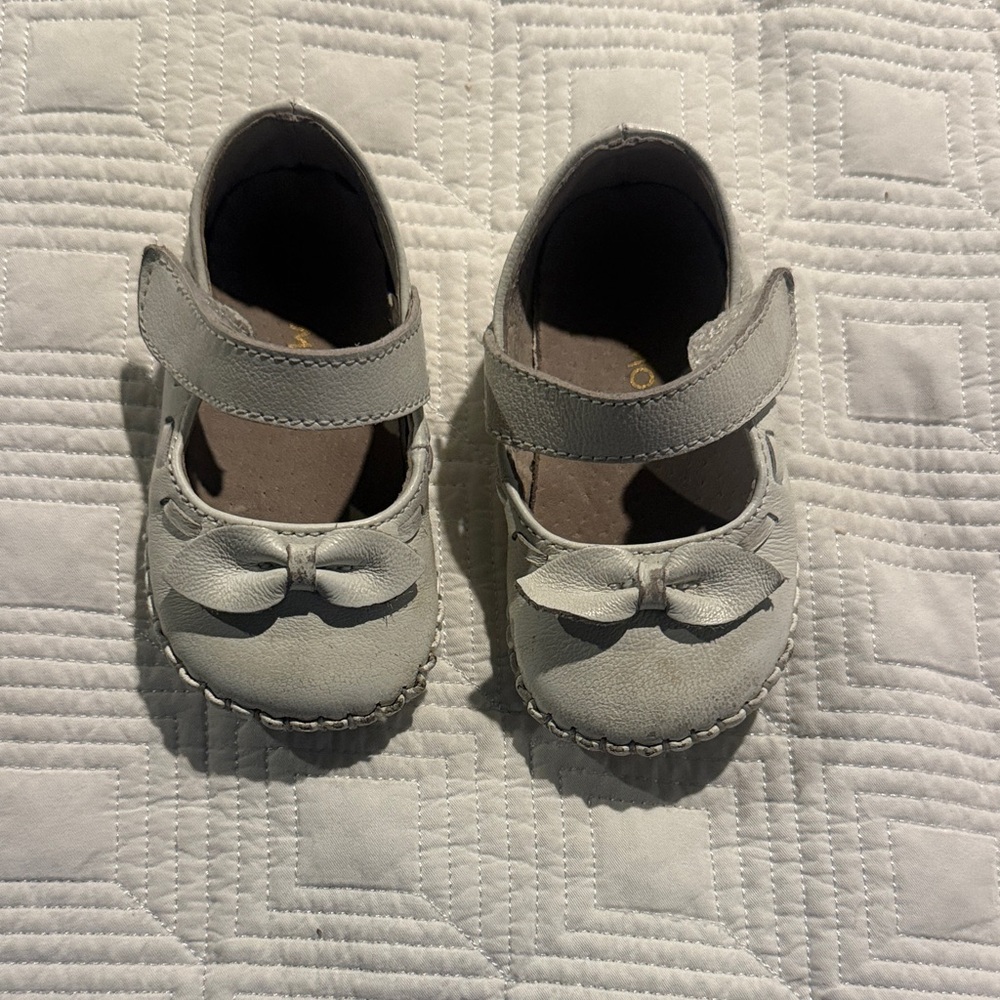 L'Amour White Dress Shoes with Bow